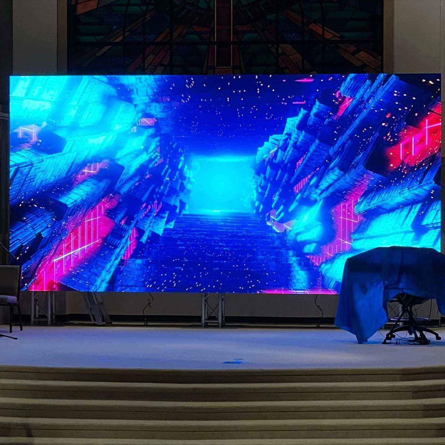 led display screen rental set on the stage