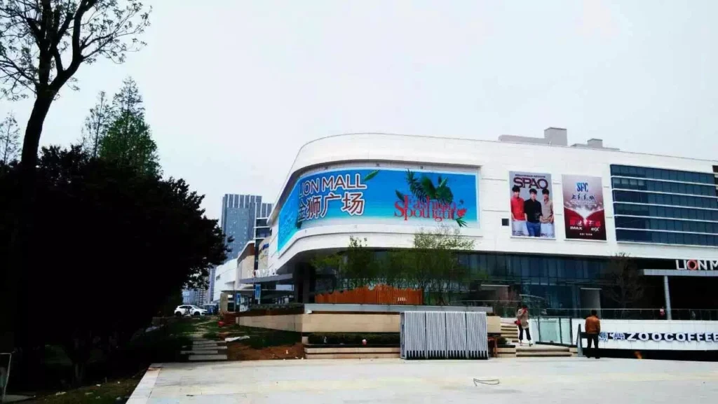 a curve outdoor led display screen mounted on the shopping mall