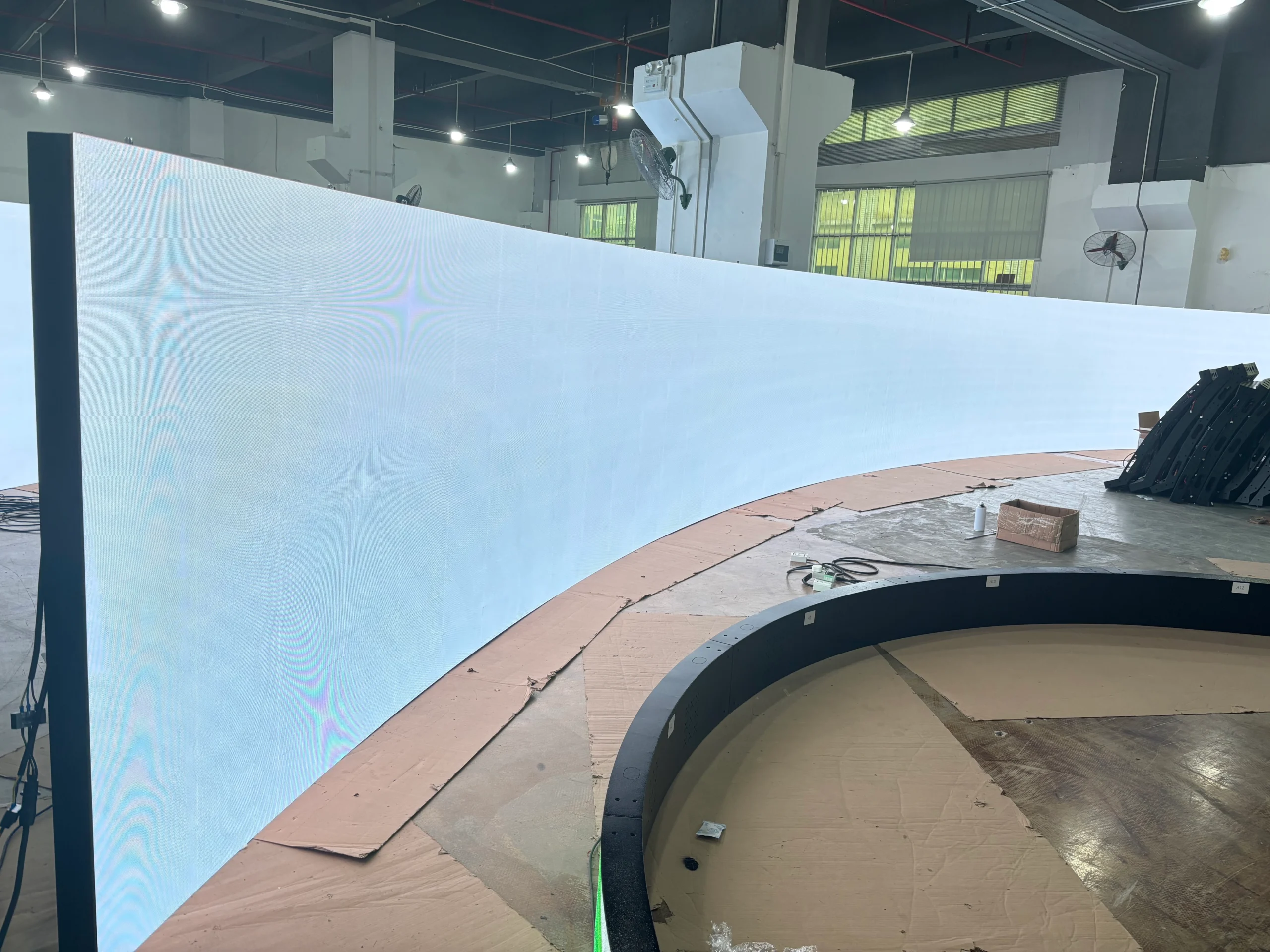 a curved led display set in the factory and turn white 255 for aging