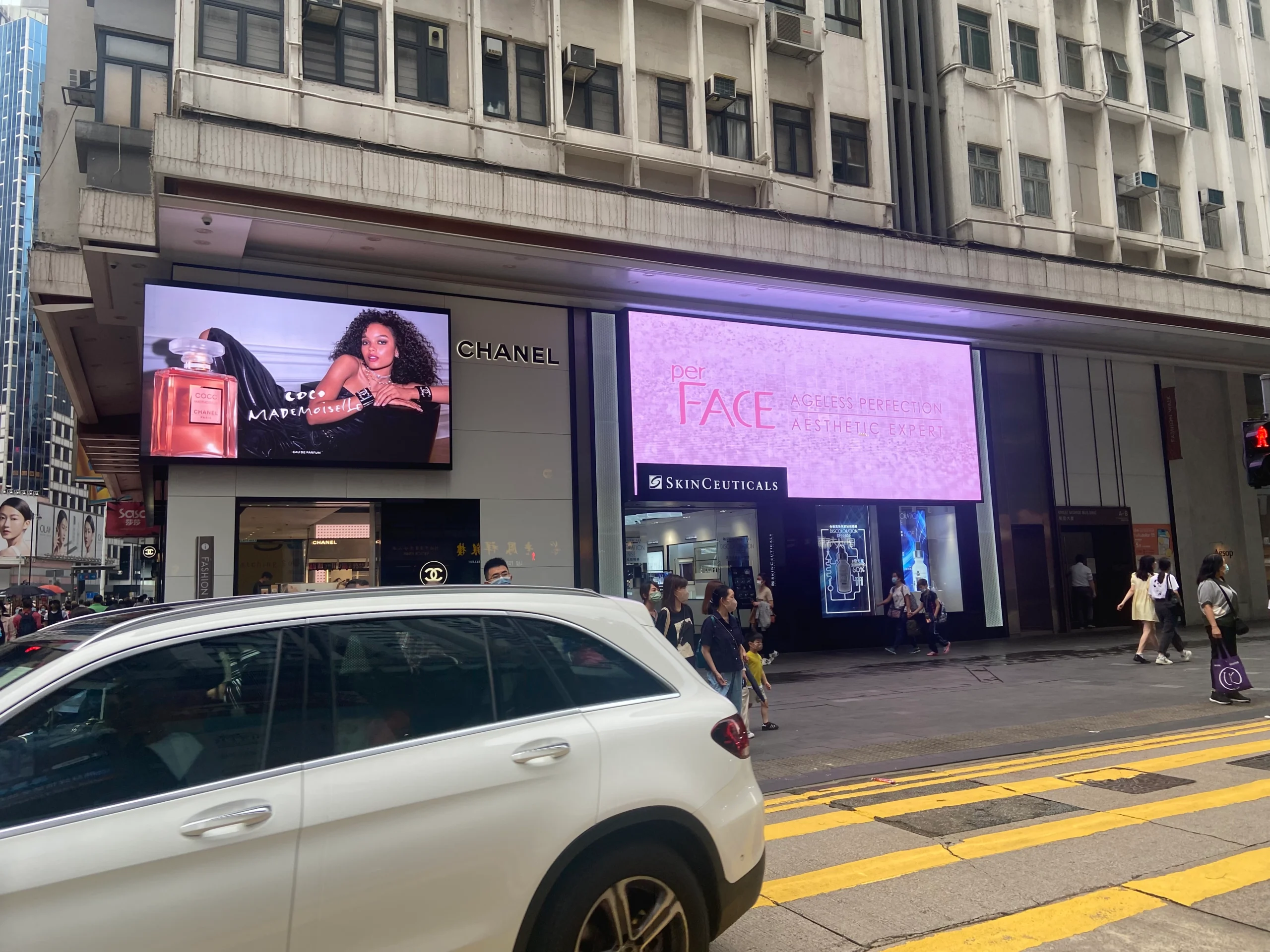 outdoor led video wall mounted on the wall for channel