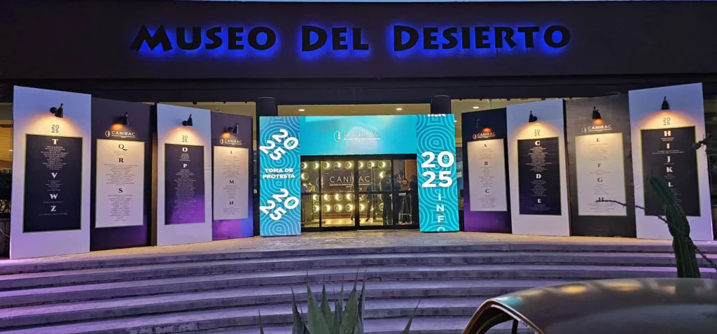 a event named Museo del Desierto and a video wall shaped as a door set on the stage with blue color