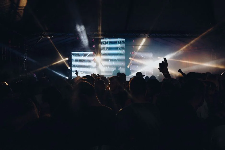 A vibrant night concert scene in Paranavaí, Brazil with crowd and vibrant stage lighting. - led screen testing grid concert