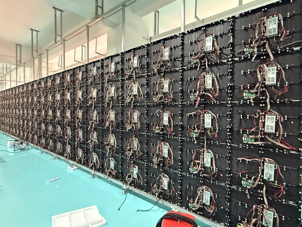 TW VISION New stock-led cabinet with cables set in the factory