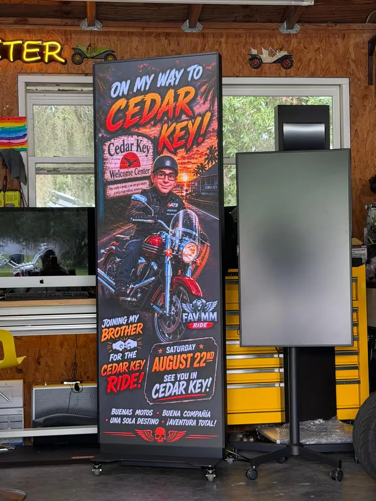 1 unit LED banner put in the restaurant and show testing images